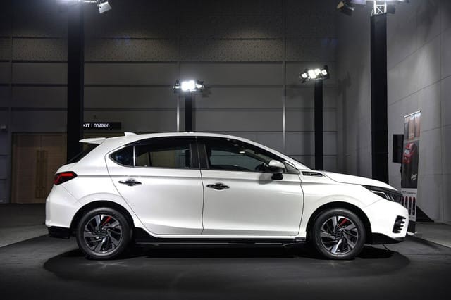 Ảnh thực tế Honda City Hatchback vừa ra mắt: Đẹp mỹ mãn, nhiều điểm mạnh để giành khách với Toyota Yaris nếu về Việt Nam - Ảnh 10. Honda City Hatchback 2021-10