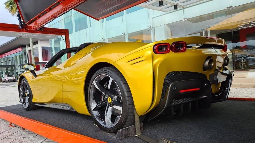 Đây là chiếc siêu xe Ferrari SF90 Spider tạm nhập tái xuất