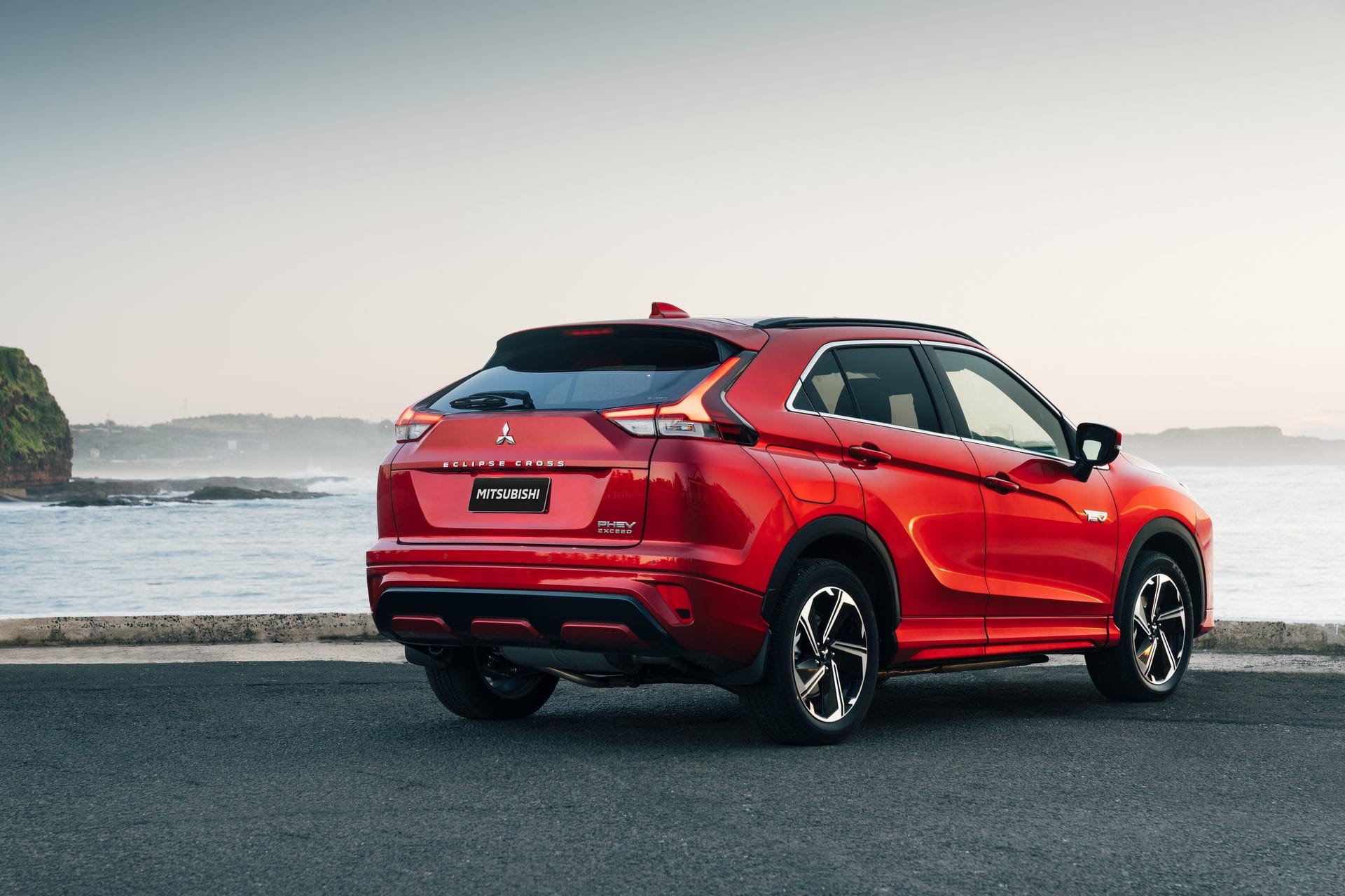 Mitsubishi Eclipse Cross Plug-In Hybrid 2022 có giá từ 34.518 USD