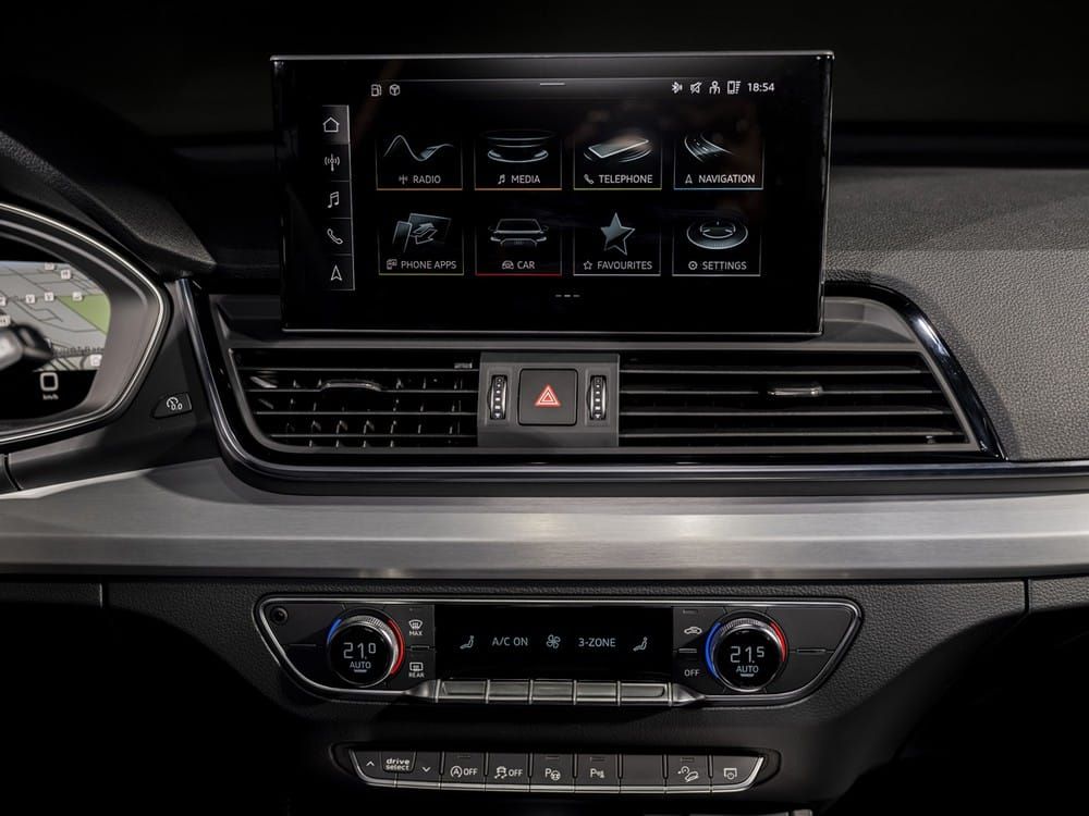 Màn hình trung tâm kích thước lớn cùng nhiều tính năng kết nối thông minh.