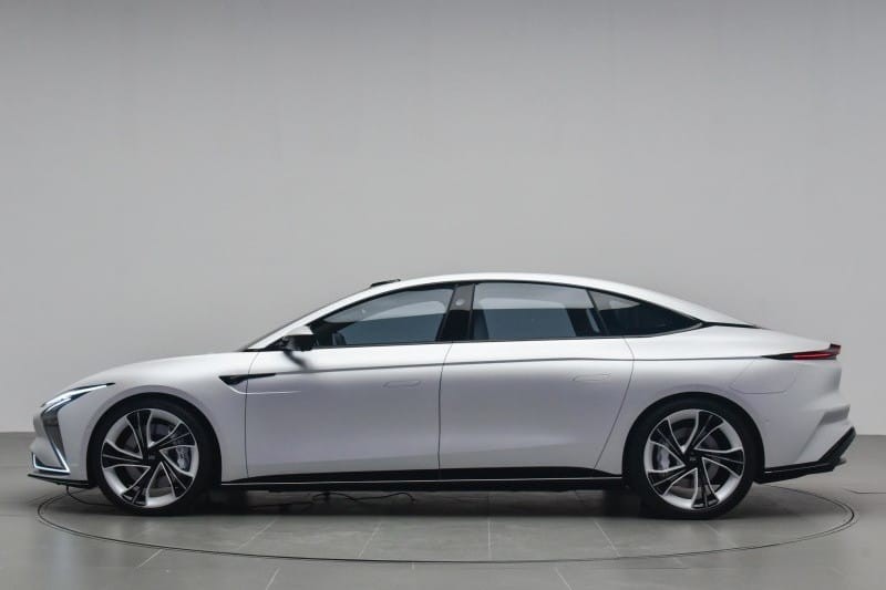 Zhiji L7 nhìn bên sườn Zhiji L7 nhìn bên sườn