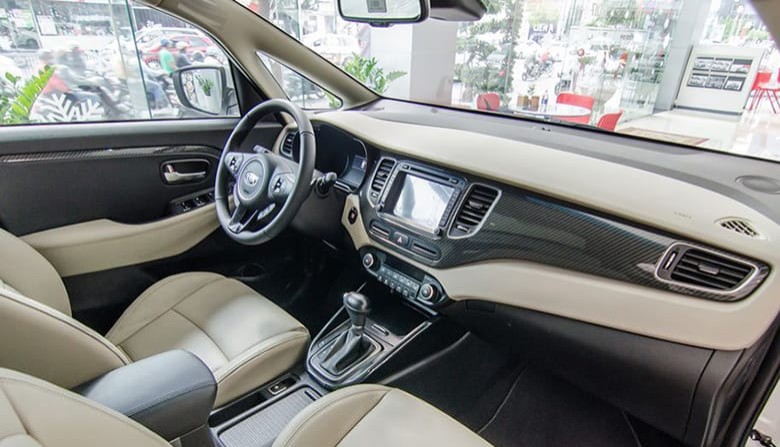 Thiết kế nội thất Kia Rondo 2.0 GAT Deluxe rộng rãi sang trọng