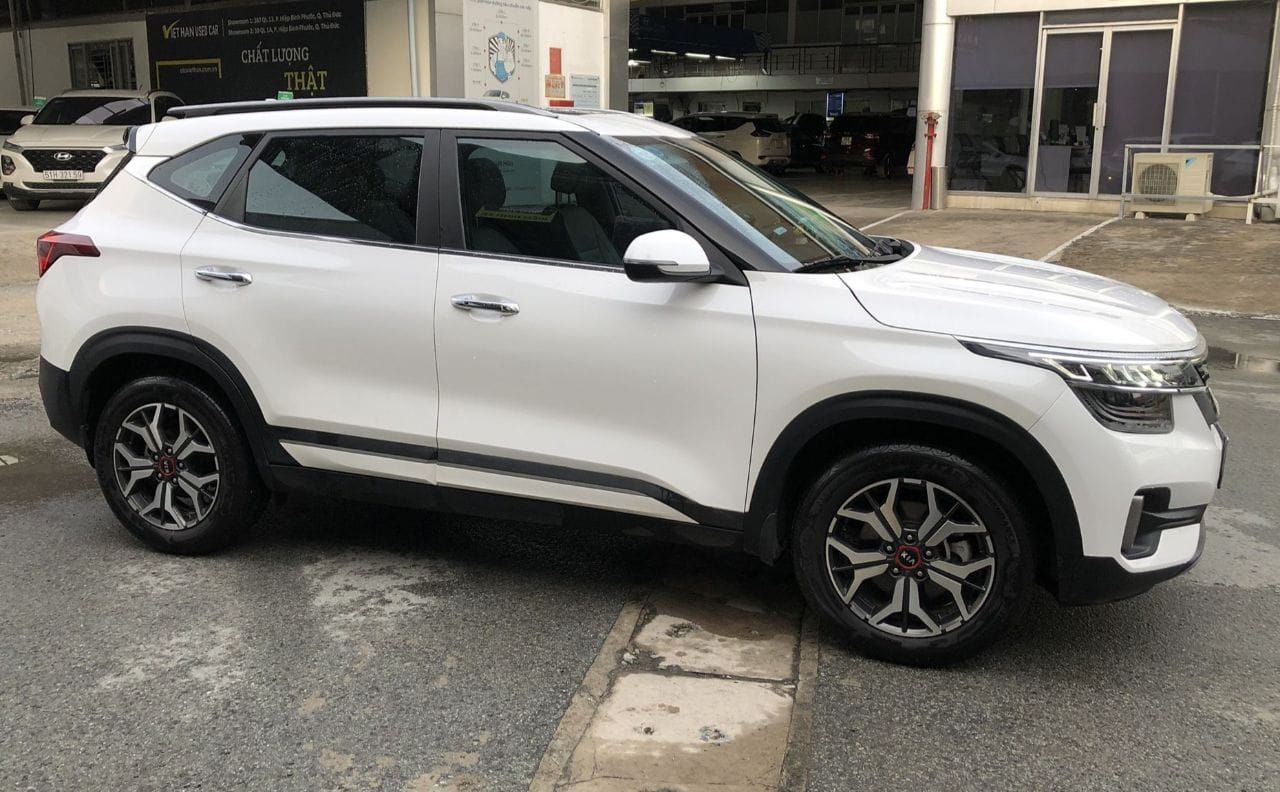 Kia Seltos Premium 2020 màu trắng đi 3 vạn