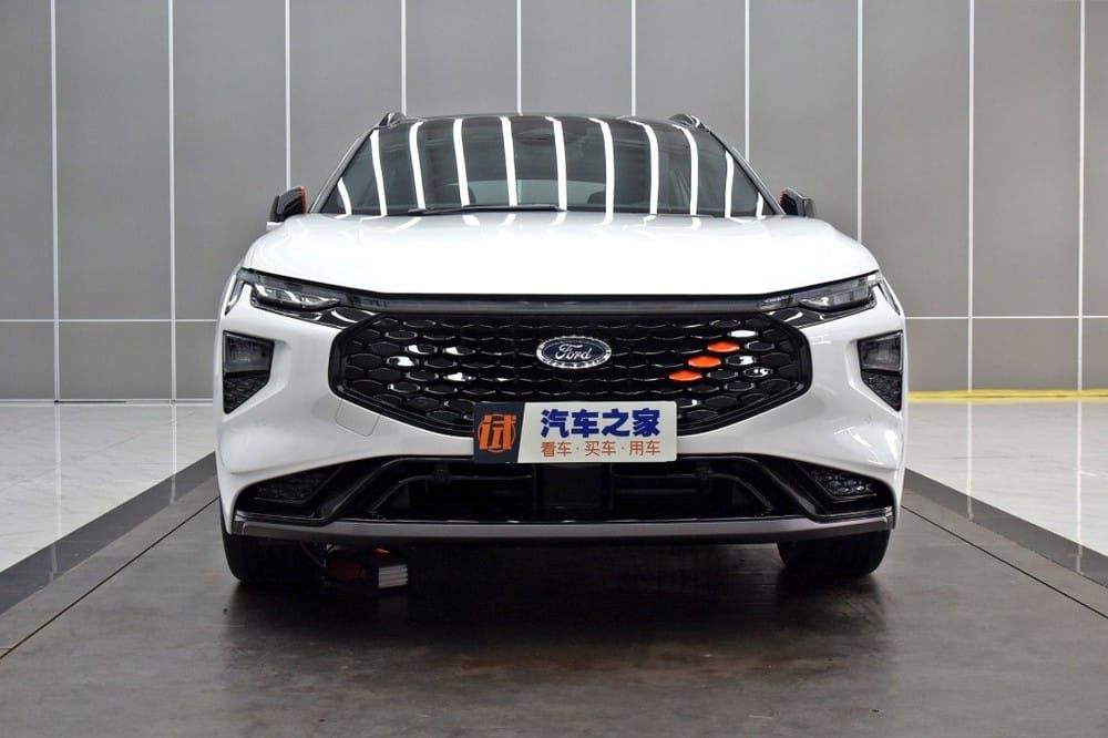 Cận cảnh thiết kế đầu xe của Ford Evos