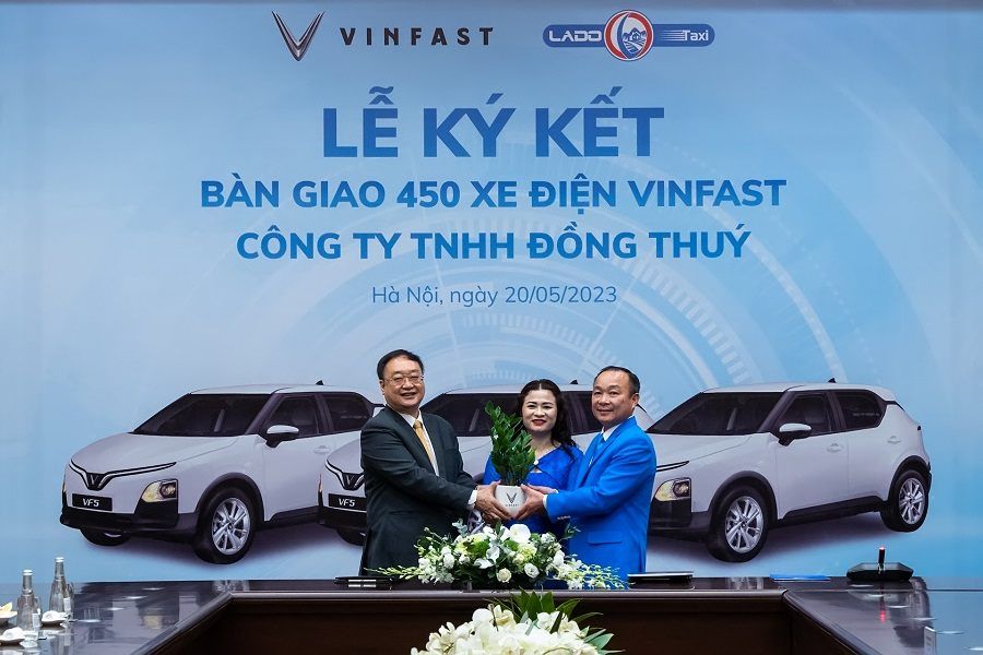 Lễ ký kết giữa Lado Taxi và VinFast mua 300 xe VF 5 Plus