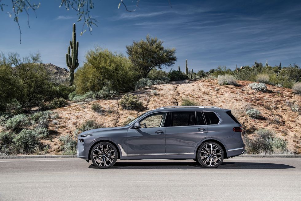 thân xe BMW X7 2023