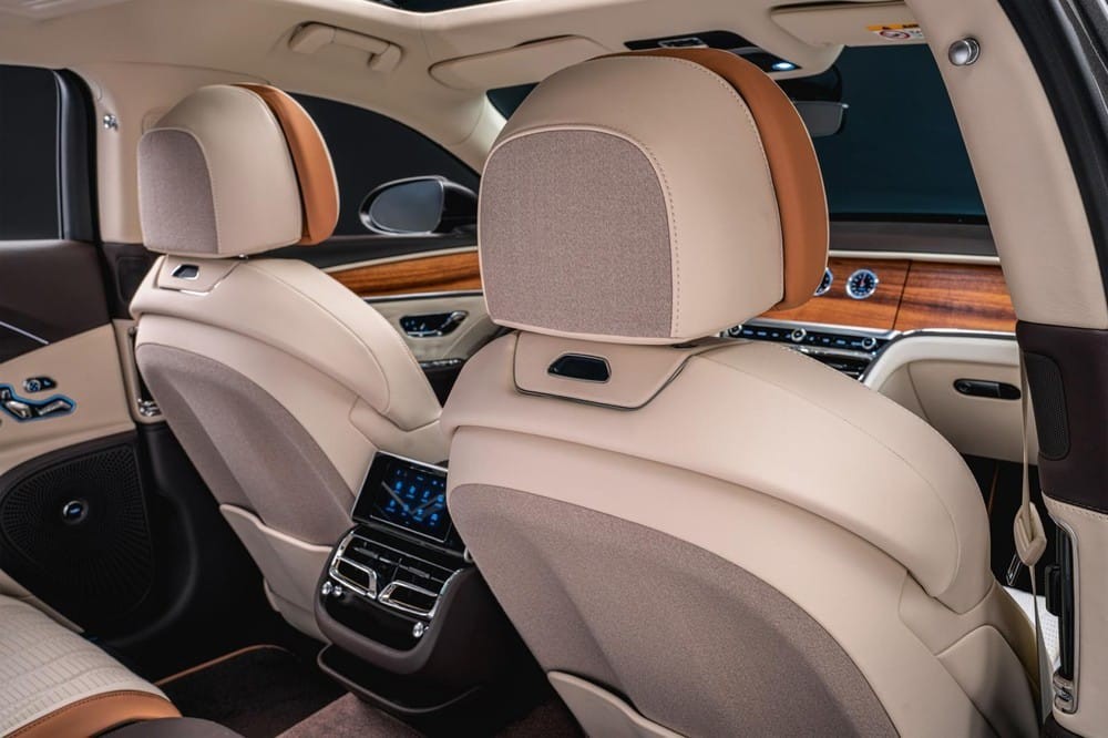 Màn hình thông tin giải trí của Bentley Flying Spur Hybrid Odyssean Edition 2022 có thể xoay vào trong để ẩn đi Màn hình thông tin giải trí của Bentley Flying Spur Hybrid Odyssean Edition 2022 có thể xoay vào trong để ẩn đi
