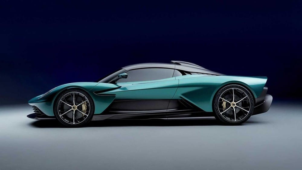 Phía sườn của Aston Martin Valhalla 2022