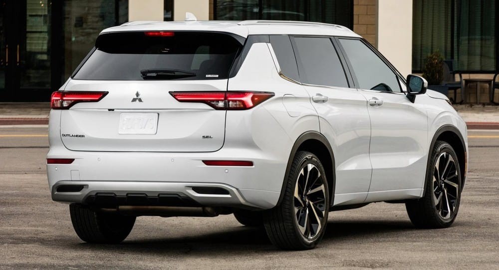 Mitsubishi Outlander 2022 nhìn từ đằng sau Mitsubishi Outlander 2022 nhìn từ đằng sau