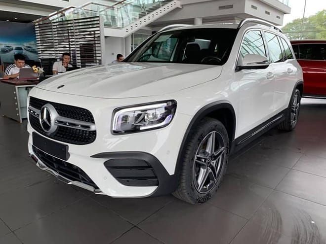 Cận cảnh Mercedes-Benz GLB 200 AMG tại đại lý, giá 2 tỷ đồng