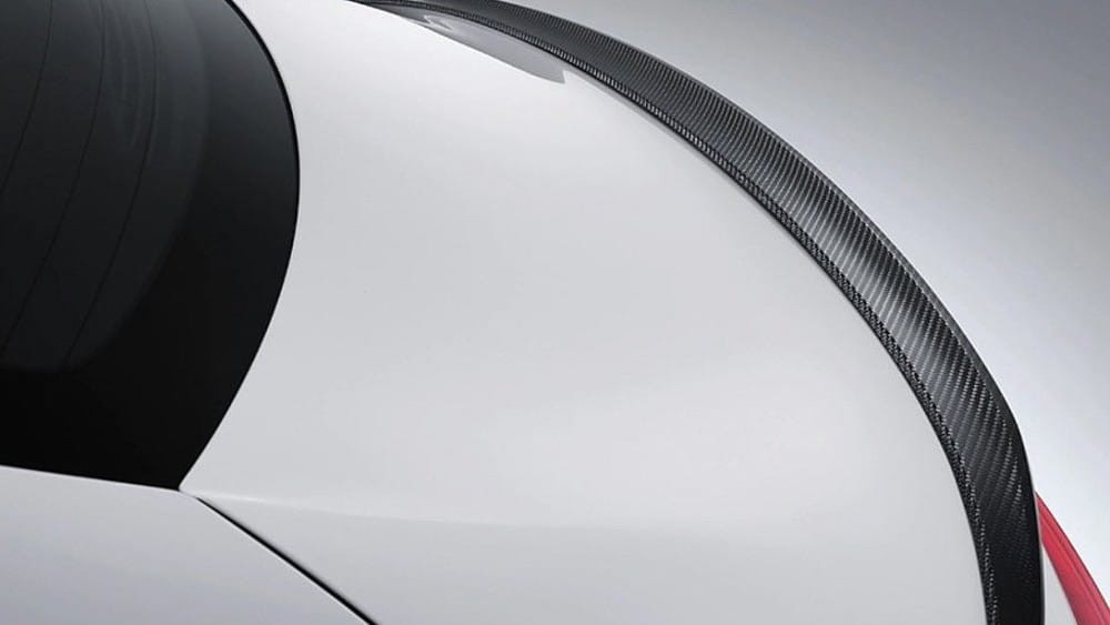 ... và cánh gió sau bọc sợi carbon của Hyundai Grandeur Le Blanc 2021