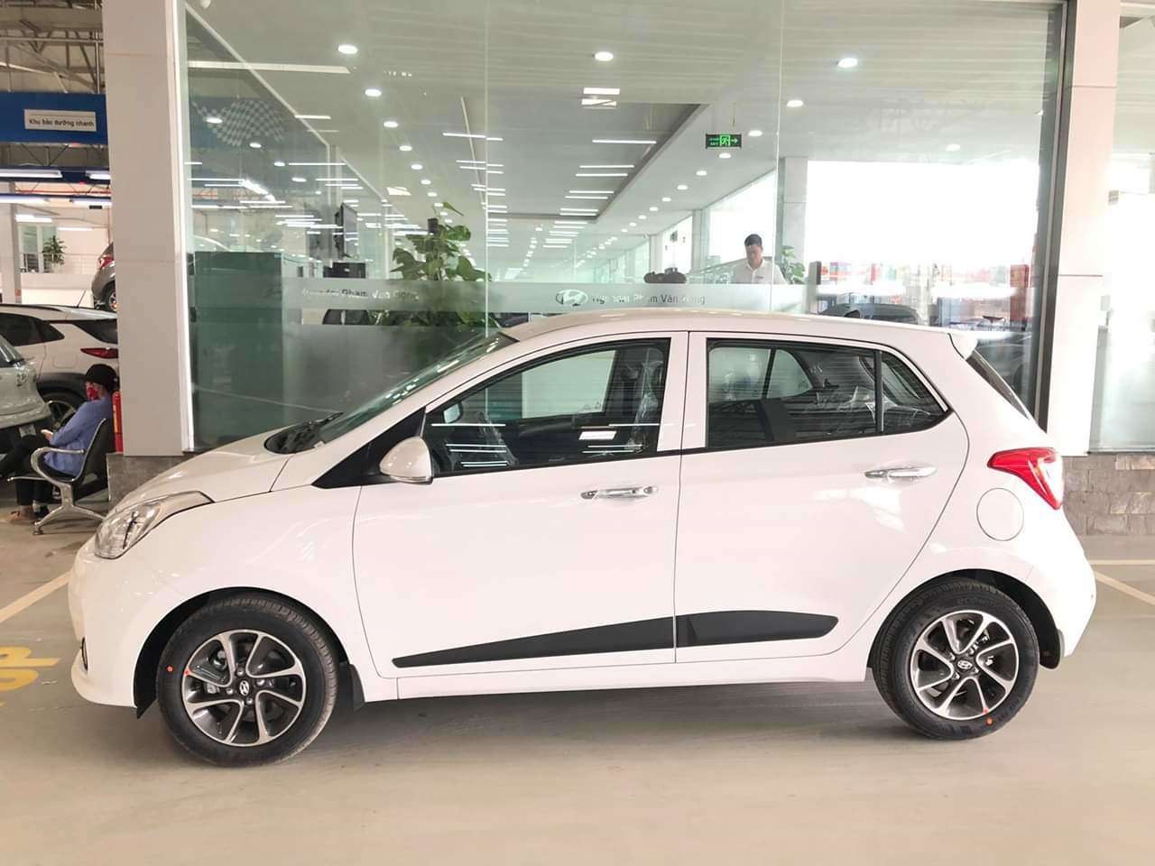 Mua xe chạy dịch vụ, chọn KIA Morning hay Hyundai Grand i10?
