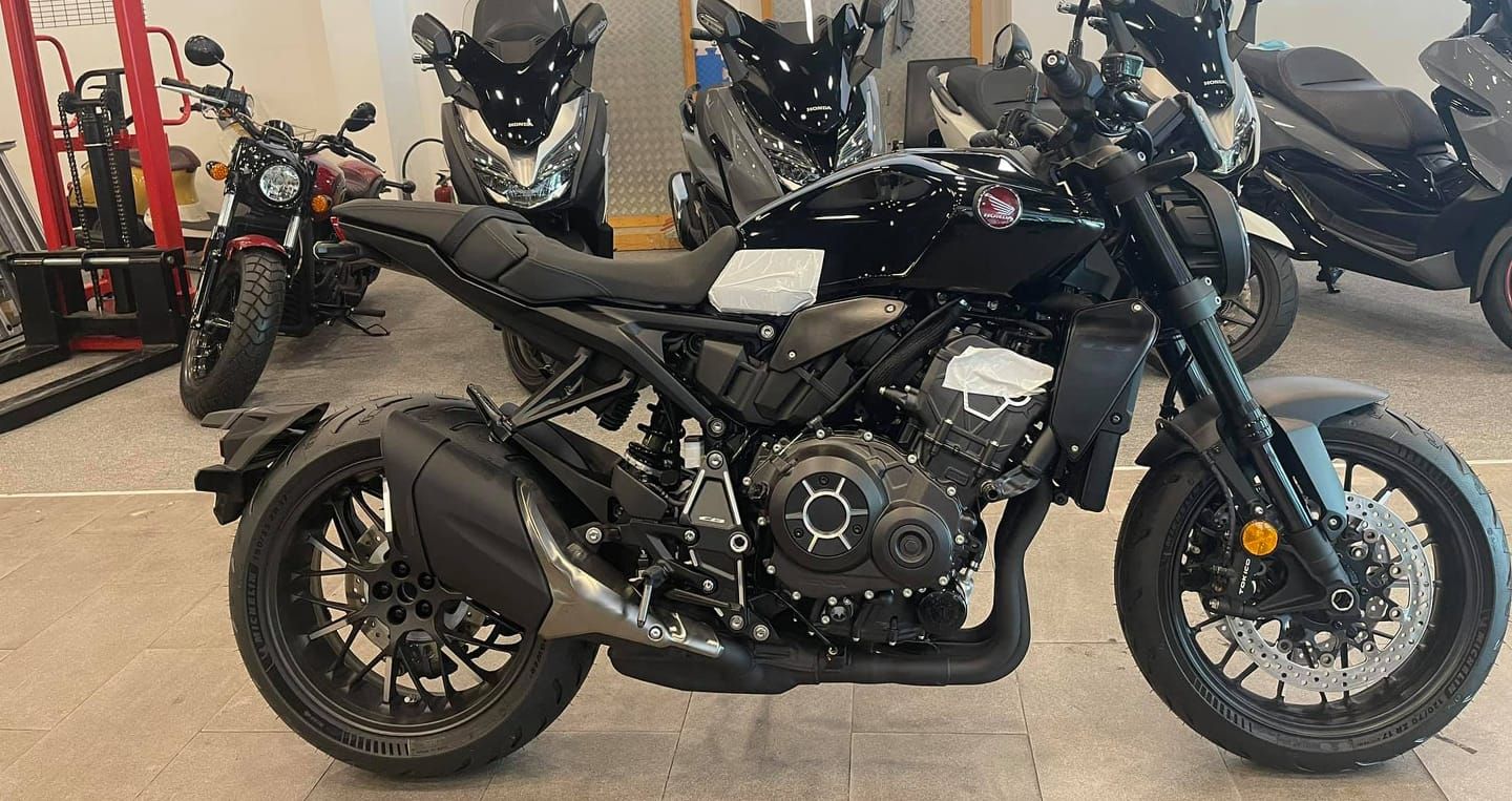 Đúng như tên gọi Black Edition, Honda CB1000R 2021 sở hữu ngoại hình