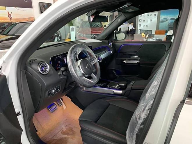 Cận cảnh Mercedes-Benz GLB 200 AMG tại đại lý, giá 2 tỷ đồng