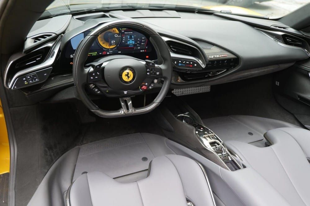 Ferrari SF90 Spider tích hợp thêm nút đóng mở mui và đóng mở cửa gió phía sau ghế ngồi Ferrari SF90 Spider tích hợp thêm nút đóng mở mui và đóng mở cửa gió phía sau ghế ngồi