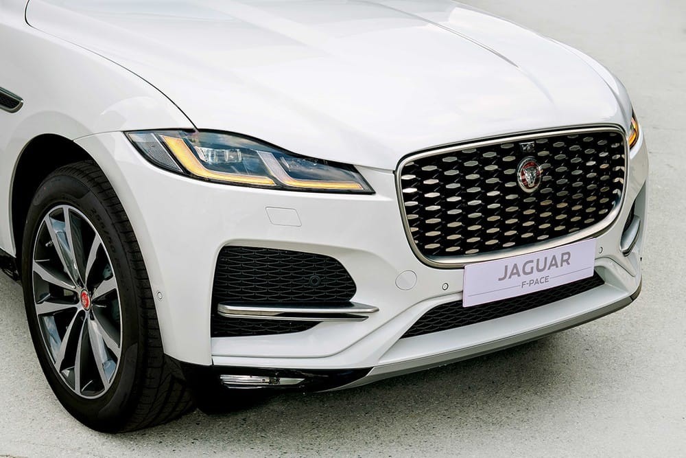 Jaguar F-Pace với phần đầu xe được nâng cấp. Jaguar F-Pace với phần đầu xe được nâng cấp.