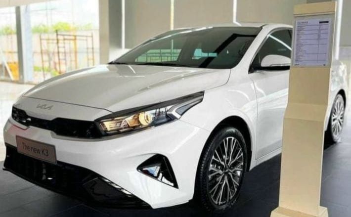 KIA K3 Premium màu trắng xe sẵn giao ngay