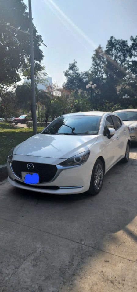 Bán xe mazda 2 luxury sản xuất 2022 màu trắng.