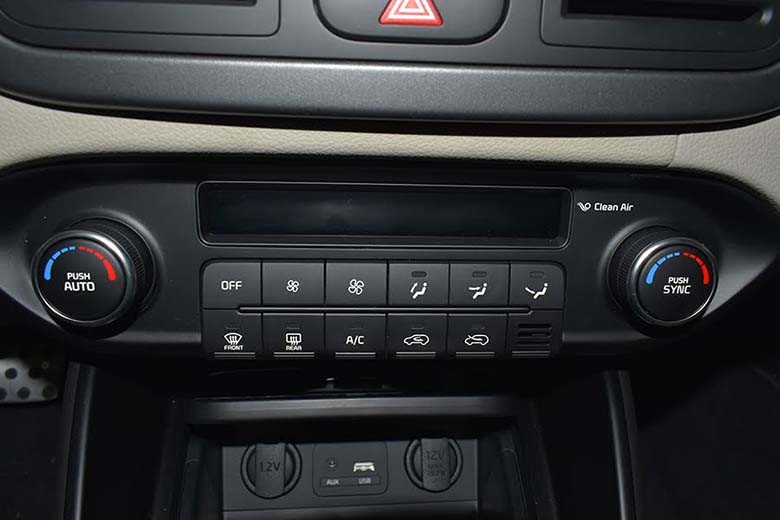 Tiện ích Kia Rondo 2.0 GAT Deluxe với nhiều tính năng chỉ có duy nhất trong phân khúc