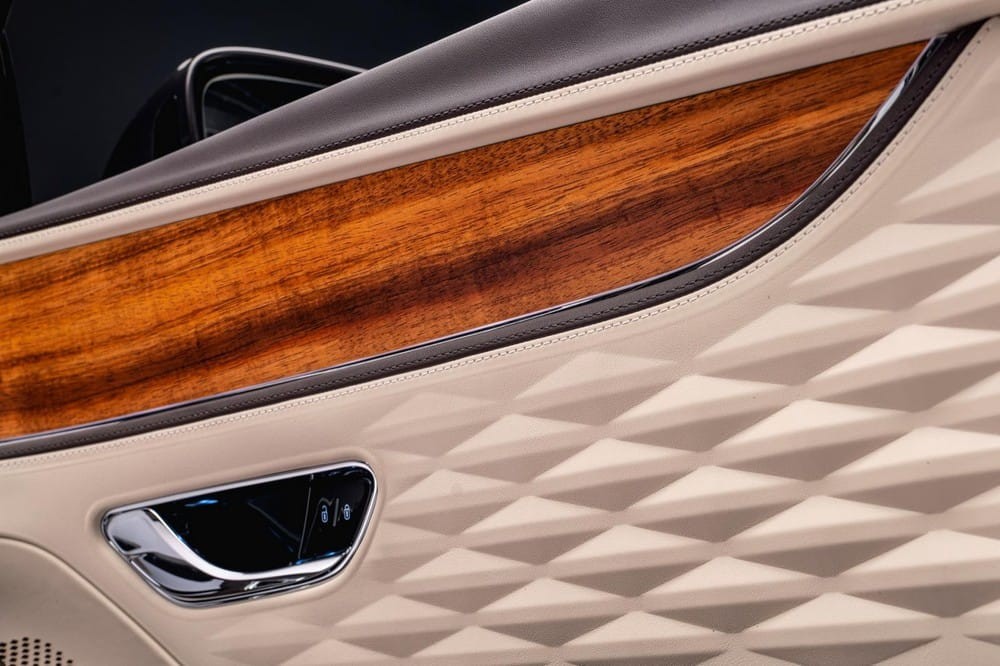 Mặt cửa ốp gỗ và bọc da với tạo hình kim cương của Bentley Flying Spur Hybrid Odyssean Edition 2022 Mặt cửa ốp gỗ và bọc da với tạo hình kim cương