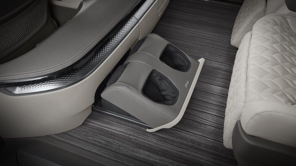 Máy mát-xa chân của Kia Carnival High Limousine 2022 bản 4 chỗ