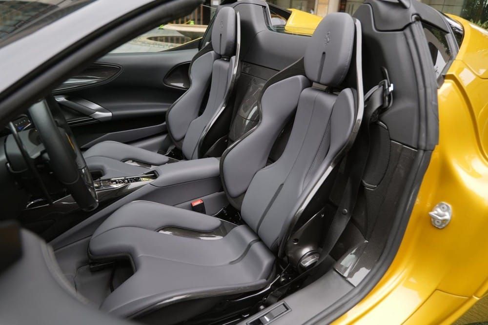 Khoang lái của siêu xe mui trần Ferrari SF90 Spider Khoang lái của siêu xe mui trần Ferrari SF90 Spider
