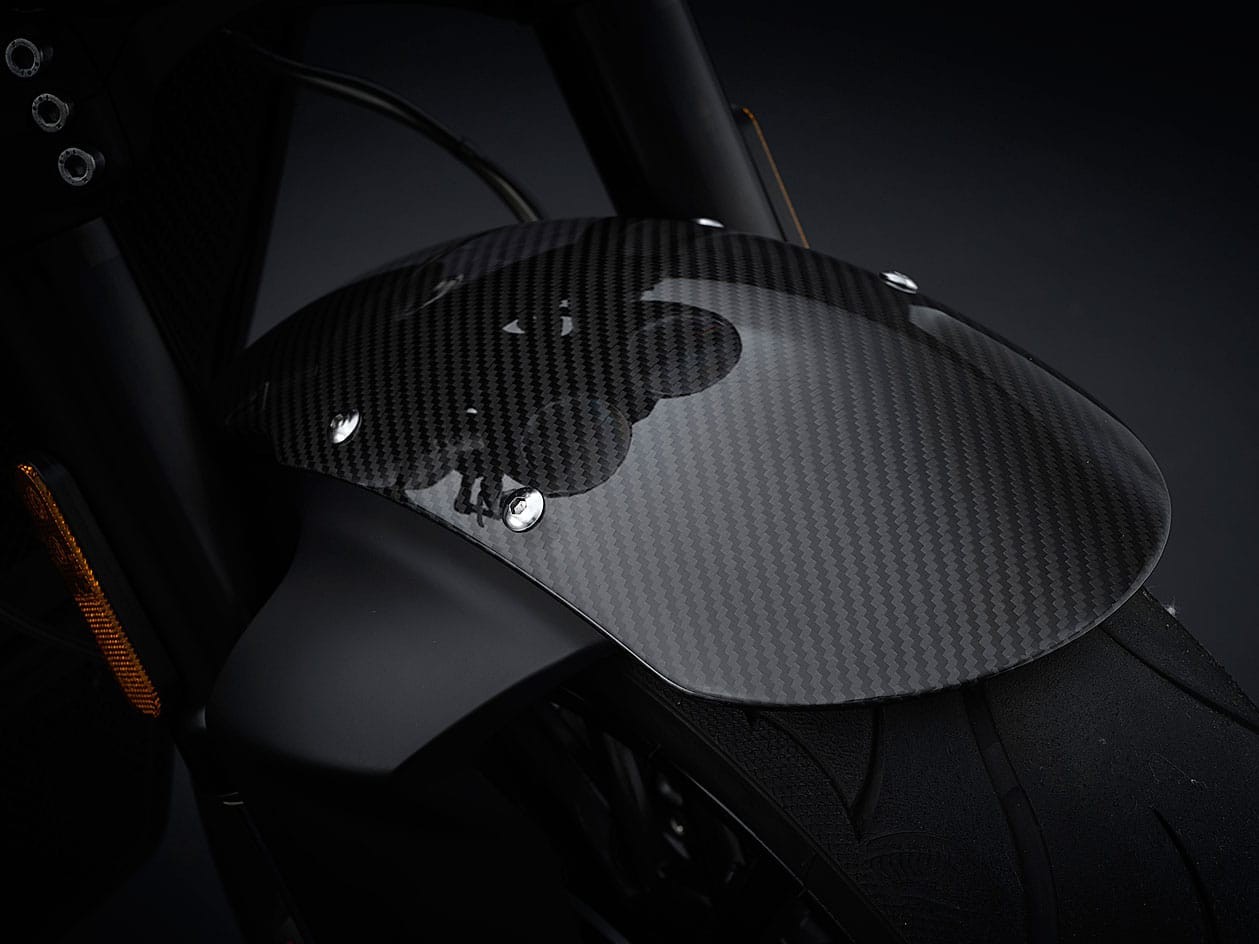 Chắn bùn trước trên Triumph Rocket 3 R Black Edition làm từ chất liệu carbon.