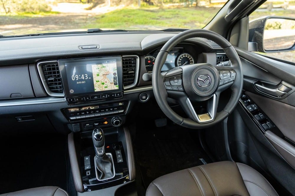Nội thất bên trong Mazda BT-50 Thunder 2021