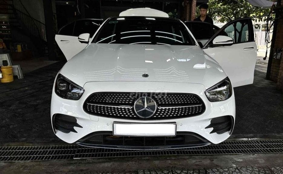 Bank bán mer E300 amg 2022 trắng như mới