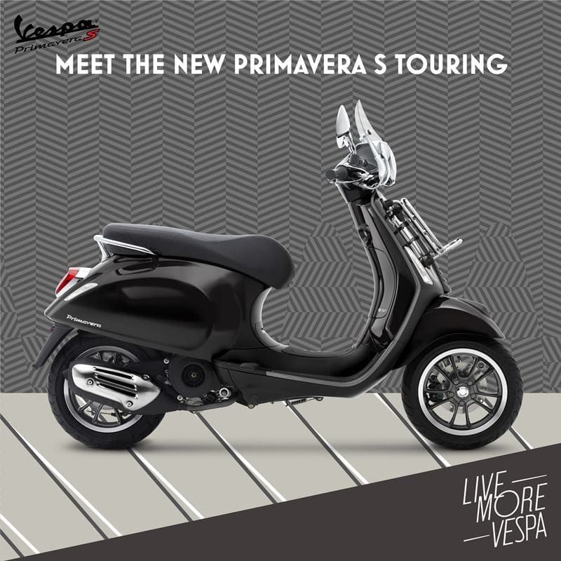 Xe được trang bị thêm bộ kính gió và baga trước