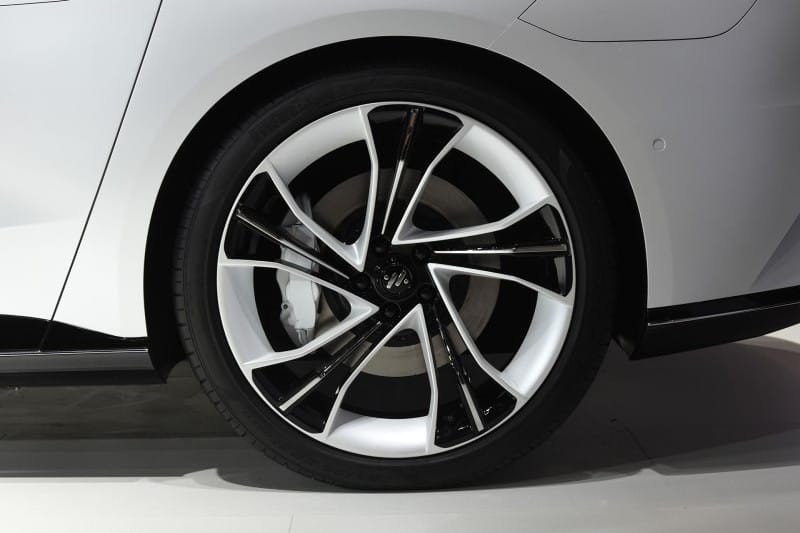 Zhiji L7 có hệ thống đánh lái cầu sau Zhiji L7 có hệ thống đánh lái cầu sau