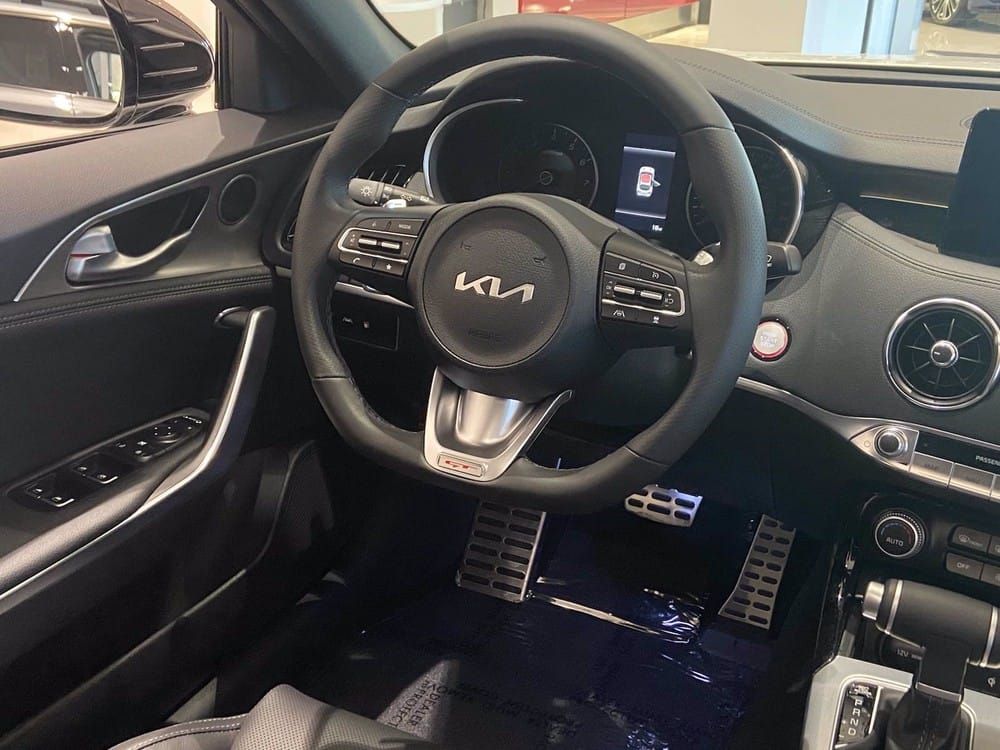 Vô lăng vát đáy của Kia Stinger 2022 Vô lăng vát đáy...