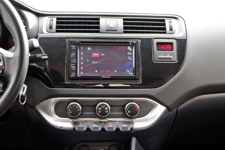 Kia Rio cũ cũng có khá nhiều tính năng hiện đại tích hợp