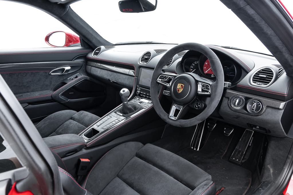 cabin nhin từ bên phải của cayman gts