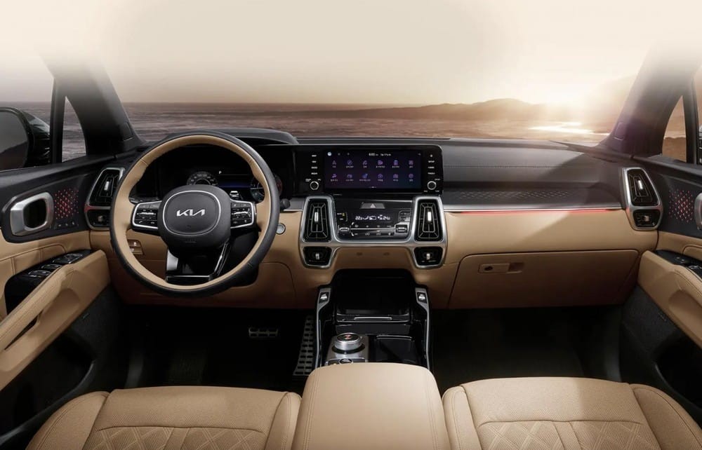 Nội thất của Sorento 2022 cũng đi kèm logo mới của hãng Kia trên vô lăng Nội thất cũng đi kèm logo mới của hãng Kia trên vô lăng