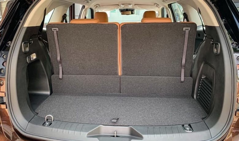 Khoang hành lý của Isuzu Mu-X 2021 