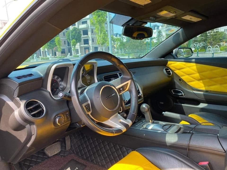 Nội thất xe 2 màu là vàng và đen