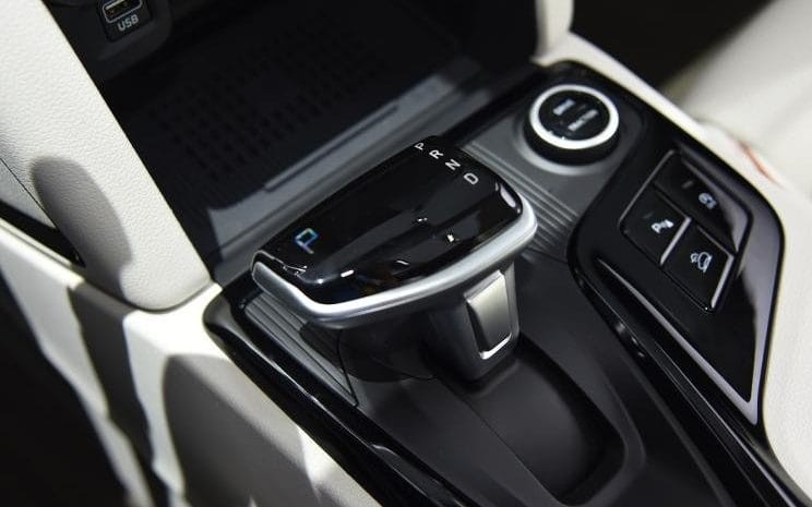 Cần số trên cụm điều khiển trung tâm của Hyundai ix35 2021 Cần số trên cụm điều khiển trung tâm của mẫu crossover cỡ C này