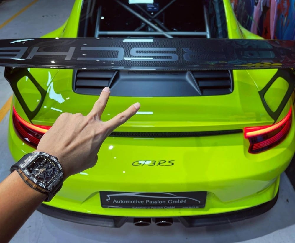 Xe còn có trang bị cánh gió đuôi bằng carbon