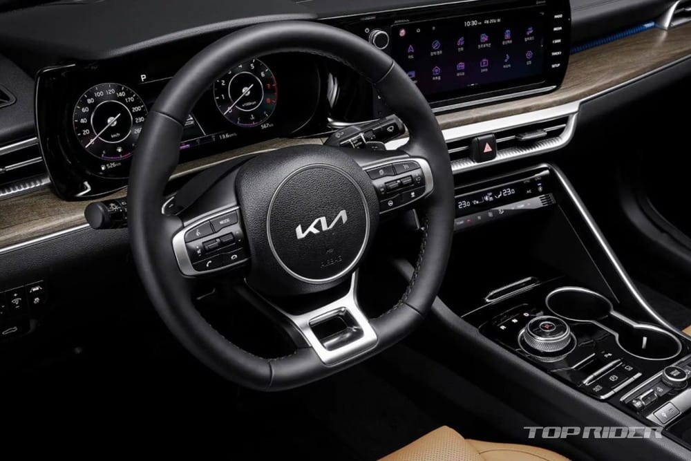 Vô lăng vát đáy thể thao ở Kia K5 2022 bản dùng động cơ tăng áp 1.6L Vô lăng vát đáy thể thao ở Kia K5 2022 bản dùng động cơ tăng áp 1.6L