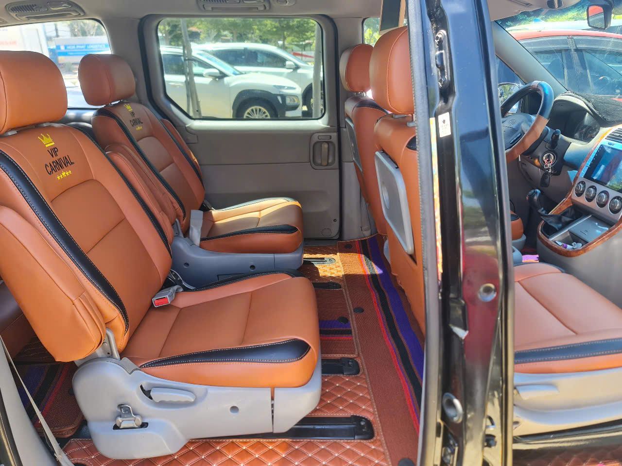 Xe chủ tịch một thời VIP Kia Carnival màu đen bóng sang trọng.