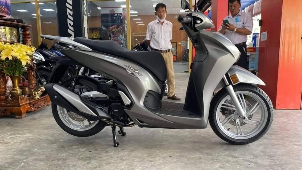 Honda SH350i được bán tại một số đại lý tư nhân với mức giá gần 400 triệu đồng