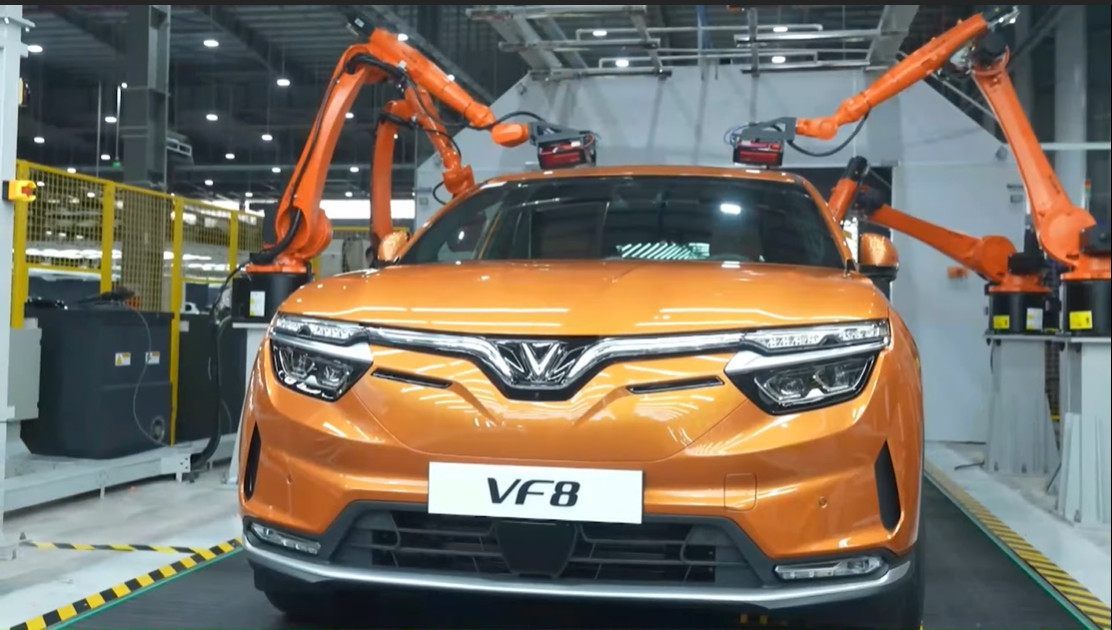 kiểm tra xe VF 8 trước khi giao cho khách hàng