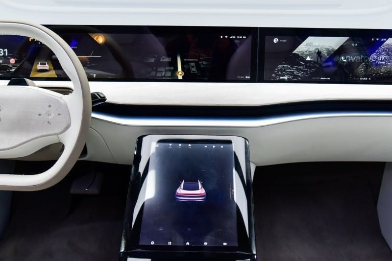 Màn hình ở cụm điều khiển trung tâm của Zhiji L7 Màn hình ở cụm điều khiển trung tâm của Zhiji L7