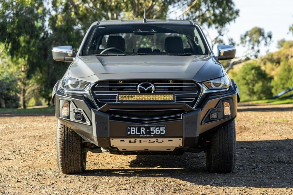 Cận cảnh đầu xe của Mazda BT-50 Thunder 2021