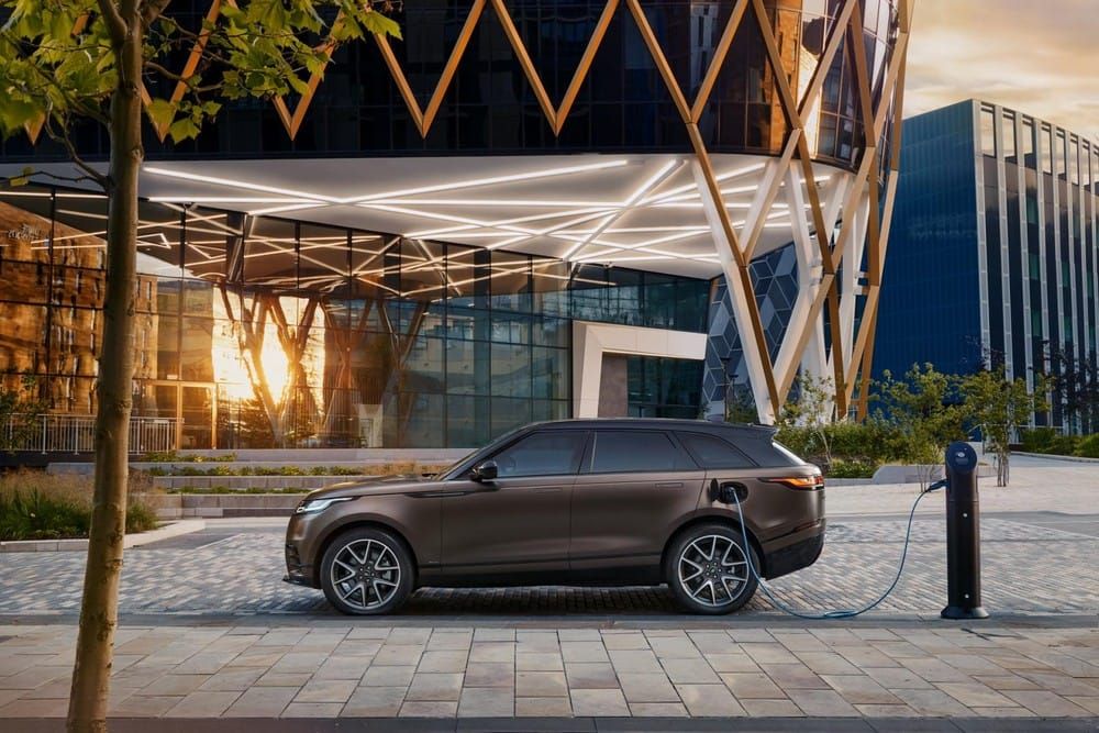 Range Rover Velar Auric Edition 2022 có cả hệ truyền động plug-in hybrid sạc điện