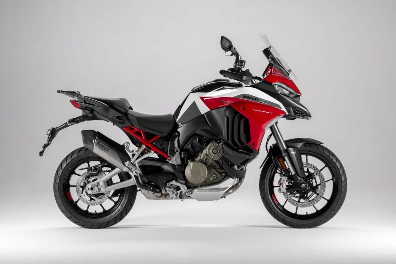 Tại thị trường Mỹ, Ducati Multistrada V4 2021có 3 phiên bản là Tiêu chuẩn (có giá bán từ 19.995 USD), Multistrada V4 S (từ 24.095 USD) và Multistrada V4 S Sport (từ 26.095 USD).