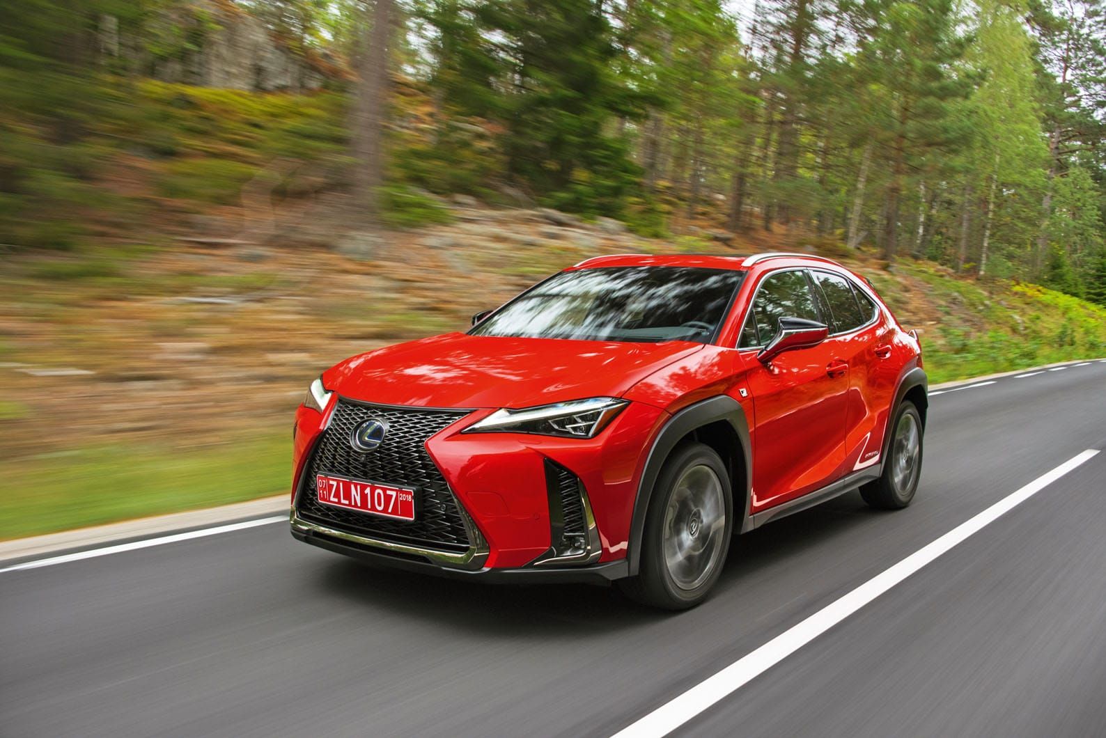 Cận cảnh Lexus UX 2020 vừa về Việt Nam, giá khoảng 2 tỷ đồng