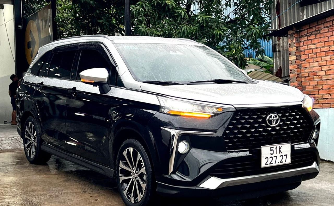 Toyota Veloz 2022 màu đen biển thành phố