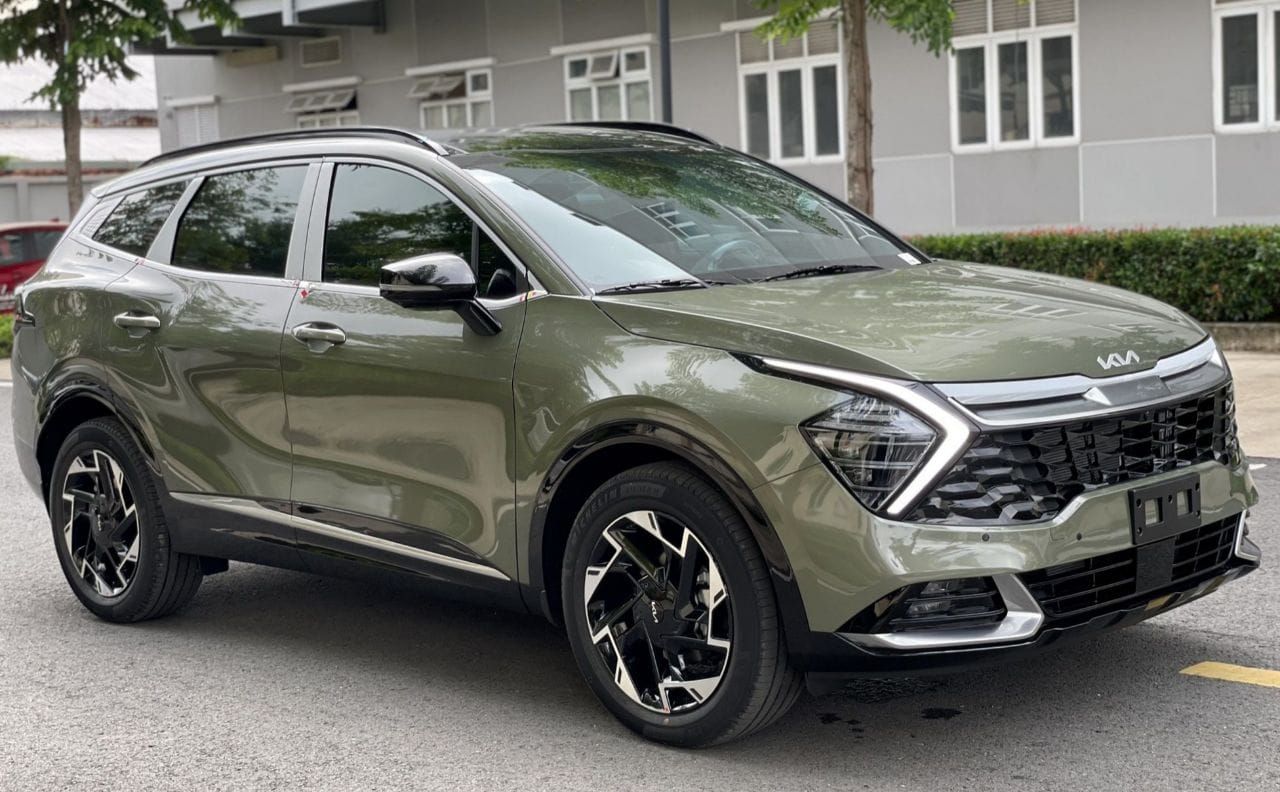 Kia Sportage 2.0D Signature màu đỏ xe có sẵn Giao ngay.